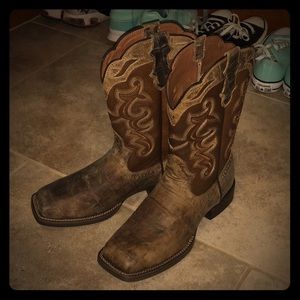 Women’s Justin Distressed Boots!